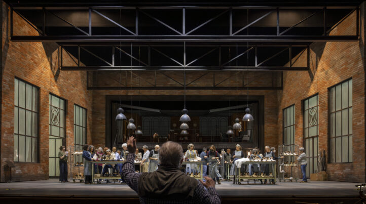 Les Arts se adentra en el Verdi más romántico con Luisa Miller, la primera ópera de Sir Mark Elder en València como titular. Debuta en el escenario valenciano el tenor Freddie de Tommaso, una de las voces más destacadas del momento. Con Mariangela Sicilia, Germán Enrique Alcántara, Alex Esposito y Gianlucca Buratto. Valentina Carrasco dirige esta nueva producción de Les Arts, realizada en coproducción con el Maggio Musicale Fiorentino.