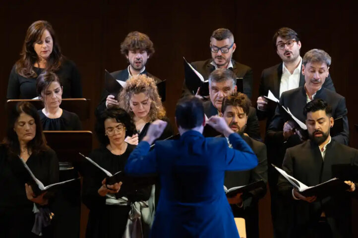 El 22 de diciembre Alondra de la Parra dirigirá a la ORCAM en la Novena de Beethoven (entradas agotadas) en el Auditorio Nacional. Al día siguiente, víspera de Nochebuena, repetirá este clásico navideño con el mismo elenco en el Auditorio de San Lorenzo de El Escorial. El ciclo de Tiempo de Cámara arrancará el 13 de diciembre con el concierto Los secretos del órgano en coproducción con el CNDM. La JORCAM interpretará la partitura del nuevo espectáculo del Ballet Español de la Comunidad de Madrid, Viaje al Amor Brujo, en Teatros del Canal del 4 de diciembre al 4 de enero. La Orquesta de la Comunidad de Madrid pondrá música al espectáculo NumEros de la Compañía Nacional de Danza en el Teatro de la Zarzuela, del 11 al 21 de diciembre. La programación la completan Conciertos de Navidad en espacios como Fundación Canal o el Centro Cultural Paco Rabal; y en las localidades de Alicante, El Escorial o Aranjuez. La ORCAM cerrará el año y dará la bienvenida a 2026 con dos Concierto en el Teatro de la Zarzuela