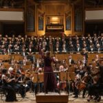 El 22 de diciembre Alondra de la Parra dirigirá a la ORCAM en la Novena de Beethoven (entradas agotadas) en el Auditorio Nacional. Al día siguiente, víspera de Nochebuena, repetirá este clásico navideño con el mismo elenco en el Auditorio de San Lorenzo de El Escorial. El ciclo de Tiempo de Cámara arrancará el 13 de diciembre con el concierto Los secretos del órgano en coproducción con el CNDM. La JORCAM interpretará la partitura del nuevo espectáculo del Ballet Español de la Comunidad de Madrid, Viaje al Amor Brujo, en Teatros del Canal del 4 de diciembre al 4 de enero. La Orquesta de la Comunidad de Madrid pondrá música al espectáculo NumEros de la Compañía Nacional de Danza en el Teatro de la Zarzuela, del 11 al 21 de diciembre. La programación la completan Conciertos de Navidad en espacios como Fundación Canal o el Centro Cultural Paco Rabal; y en las localidades de Alicante, El Escorial o Aranjuez. La ORCAM cerrará el año y dará la bienvenida a 2026 con dos Concierto en el Teatro de la Zarzuela