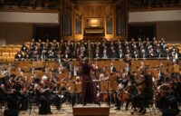 El 22 de diciembre Alondra de la Parra dirigirá a la ORCAM en la Novena de Beethoven (entradas agotadas) en el Auditorio Nacional. Al día siguiente, víspera de Nochebuena, repetirá este clásico navideño con el mismo elenco en el Auditorio de San Lorenzo de El Escorial. El ciclo de Tiempo de Cámara arrancará el 13 de diciembre con el concierto Los secretos del órgano en coproducción con el CNDM. La JORCAM interpretará la partitura del nuevo espectáculo del Ballet Español de la Comunidad de Madrid, Viaje al Amor Brujo, en Teatros del Canal del 4 de diciembre al 4 de enero. La Orquesta de la Comunidad de Madrid pondrá música al espectáculo NumEros de la Compañía Nacional de Danza en el Teatro de la Zarzuela, del 11 al 21 de diciembre. La programación la completan Conciertos de Navidad en espacios como Fundación Canal o el Centro Cultural Paco Rabal; y en las localidades de Alicante, El Escorial o Aranjuez. La ORCAM cerrará el año y dará la bienvenida a 2026 con dos Concierto en el Teatro de la Zarzuela