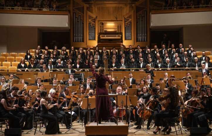 El 22 de diciembre Alondra de la Parra dirigirá a la ORCAM en la Novena de Beethoven (entradas agotadas) en el Auditorio Nacional. Al día siguiente, víspera de Nochebuena, repetirá este clásico navideño con el mismo elenco en el Auditorio de San Lorenzo de El Escorial. El ciclo de Tiempo de Cámara arrancará el 13 de diciembre con el concierto Los secretos del órgano en coproducción con el CNDM. La JORCAM interpretará la partitura del nuevo espectáculo del Ballet Español de la Comunidad de Madrid, Viaje al Amor Brujo, en Teatros del Canal del 4 de diciembre al 4 de enero. La Orquesta de la Comunidad de Madrid pondrá música al espectáculo NumEros de la Compañía Nacional de Danza en el Teatro de la Zarzuela, del 11 al 21 de diciembre. La programación la completan Conciertos de Navidad en espacios como Fundación Canal o el Centro Cultural Paco Rabal; y en las localidades de Alicante, El Escorial o Aranjuez. La ORCAM cerrará el año y dará la bienvenida a 2026 con dos Concierto en el Teatro de la Zarzuela