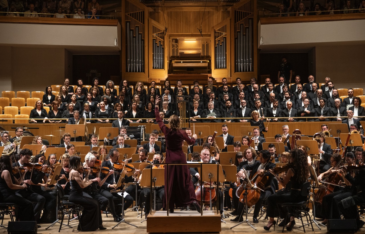 El 22 de diciembre Alondra de la Parra dirigirá a la ORCAM en la Novena de Beethoven (entradas agotadas) en el Auditorio Nacional. Al día siguiente, víspera de Nochebuena, repetirá este clásico navideño con el mismo elenco en el Auditorio de San Lorenzo de El Escorial. El ciclo de Tiempo de Cámara arrancará el 13 de diciembre con el concierto Los secretos del órgano en coproducción con el CNDM. La JORCAM interpretará la partitura del nuevo espectáculo del Ballet Español de la Comunidad de Madrid, Viaje al Amor Brujo, en Teatros del Canal del 4 de diciembre al 4 de enero. La Orquesta de la Comunidad de Madrid pondrá música al espectáculo NumEros de la Compañía Nacional de Danza en el Teatro de la Zarzuela, del 11 al 21 de diciembre. La programación la completan Conciertos de Navidad en espacios como Fundación Canal o el Centro Cultural Paco Rabal; y en las localidades de Alicante, El Escorial o Aranjuez. La ORCAM cerrará el año y dará la bienvenida a 2026 con dos Concierto en el Teatro de la Zarzuela
