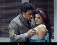 Carmen vista por Torrente Carmen de Bizet. Aigul Akhmetshina, Charles Castronovo, Lucas Meachem, Adriana González, David Lagares, Toni Marsol, Natalia Labourdette, Marie-Claude Chappuis, Lluís Calvet, Mikeldi Atxalandabaso. Coro y Orquesta Titulares del Teatro Real. Pequeños Cantores de la ORCAM. Dirección de escena: Damiano Michieletto. Escenografía: Paolo Fantin. Vestuario: Carla Teti. Iluminación: Alessandro Carletti. Dirección musical: Eun Sun Kim. Teatro Real. Madrid 10 de diciembre de 2025.