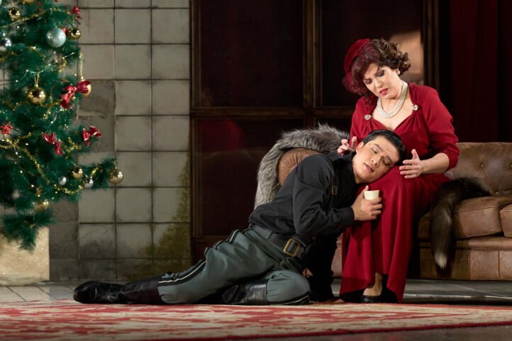 Marina Rebeka se consagra como la Lucrezia Borgia del siglo XXILUCREZIA BORGIA, de Gaetano Donizetti. Ópera en un prólogo y dos actos. Libreto de Felice Romani, basado en el drama Lucrèce Borgia, de Victor Hugo. Reparto: Marina Rebeka (Lucrezia Borgia), Duke Kim (Gennaro), Krzysztof Bączyk (don Alfonso), Teresa Iervolino (Maffio Orsini), Jorge Franco (Jeppo Liverotto), Pablo Gálvez (Don Apostolo Gazella), Julien Van Mellaerts (Ascanio Petrucci), Cristiano Olivieri (Oloferno Vitellozzo), Matías Moncada (Gubetta), Moisés Marín (Rustighello), Alejandro López (Astolfo). Orquestra Sinfónica de Sevilla. Coro Teatro de la Maestranza (director: Iñigo Sampil). Producción: Nueva producción del Teatro Maestranza, con el Auditorio de Tenerife, Ópera de Oviedo y Teatro Comunale de Bolonia. Directora de escena: Silvia Paoli. Escenografía: Andrea Belli. Vestuario: Valeria Donata Bettella. Iluminación: Alessandro Carletti. Dirección musical: Maurizio Benini. Lugar: Teatro Maestranza. Entrada: 1.800 espectadores (lleno). Fecha: Miércoles, 3 de diciembre 2025 (se repite 6 y 9 de diciembre).