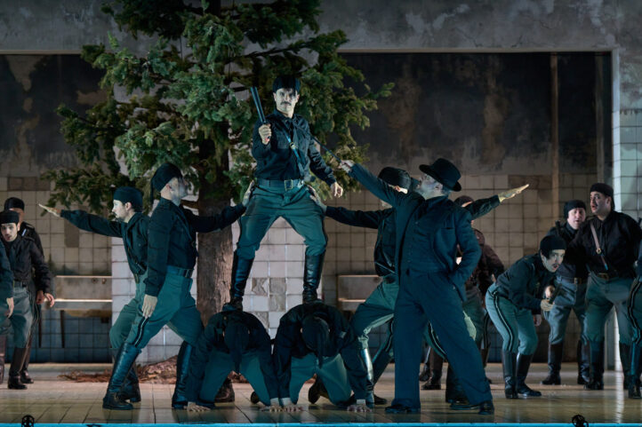 Marina Rebeka se consagra como la Lucrezia Borgia del siglo XXILUCREZIA BORGIA, de Gaetano Donizetti. Ópera en un prólogo y dos actos. Libreto de Felice Romani, basado en el drama Lucrèce Borgia, de Victor Hugo. Reparto: Marina Rebeka (Lucrezia Borgia), Duke Kim (Gennaro), Krzysztof Bączyk (don Alfonso), Teresa Iervolino (Maffio Orsini), Jorge Franco (Jeppo Liverotto), Pablo Gálvez (Don Apostolo Gazella), Julien Van Mellaerts (Ascanio Petrucci), Cristiano Olivieri (Oloferno Vitellozzo), Matías Moncada (Gubetta), Moisés Marín (Rustighello), Alejandro López (Astolfo). Orquestra Sinfónica de Sevilla. Coro Teatro de la Maestranza (director: Iñigo Sampil). Producción: Nueva producción del Teatro Maestranza, con el Auditorio de Tenerife, Ópera de Oviedo y Teatro Comunale de Bolonia. Directora de escena: Silvia Paoli. Escenografía: Andrea Belli. Vestuario: Valeria Donata Bettella. Iluminación: Alessandro Carletti. Dirección musical: Maurizio Benini. Lugar: Teatro Maestranza. Entrada: 1.800 espectadores (lleno). Fecha: Miércoles, 3 de diciembre 2025 (se repite 6 y 9 de diciembre).