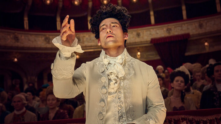 La mítica historia de Wolfgang Amadeus Mozart vuelve a la pantalla con una nueva y ambiciosa adaptación televisiva de la manos de Sky. La miniserie Amadeus, protagonizada por Will Sharpe, propone una revisión profunda y humanizada del compositor austriaco, alejándose de los tópicos para explorar sus luces y sombras. Inspirada en la célebre obra de Peter Shaffer, la producción apuesta por una ambientación rigurosa y un enfoque contemporáneo que busca conectar con nuevas generaciones de espectadores.