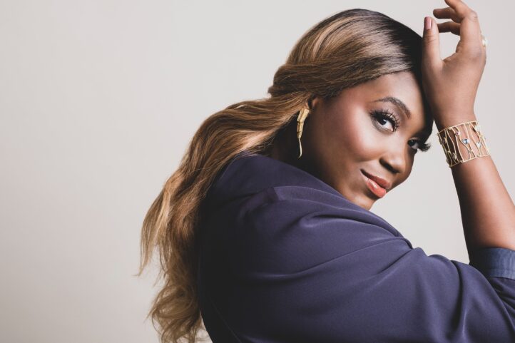 La cantante estadounidense Angel Blue es considerada como una de las sopranos con mayor éxito que ha formado parte del Centre de Perfeccionament de Les Arts, siendo alabada por parte del público y la crítica. La intérprete vuelve al teatro valenciano este domingo, 14 de diciembre, con recital en el que va del lied tardorromántico al góspel, pasando por el jazz y el teatro musical.