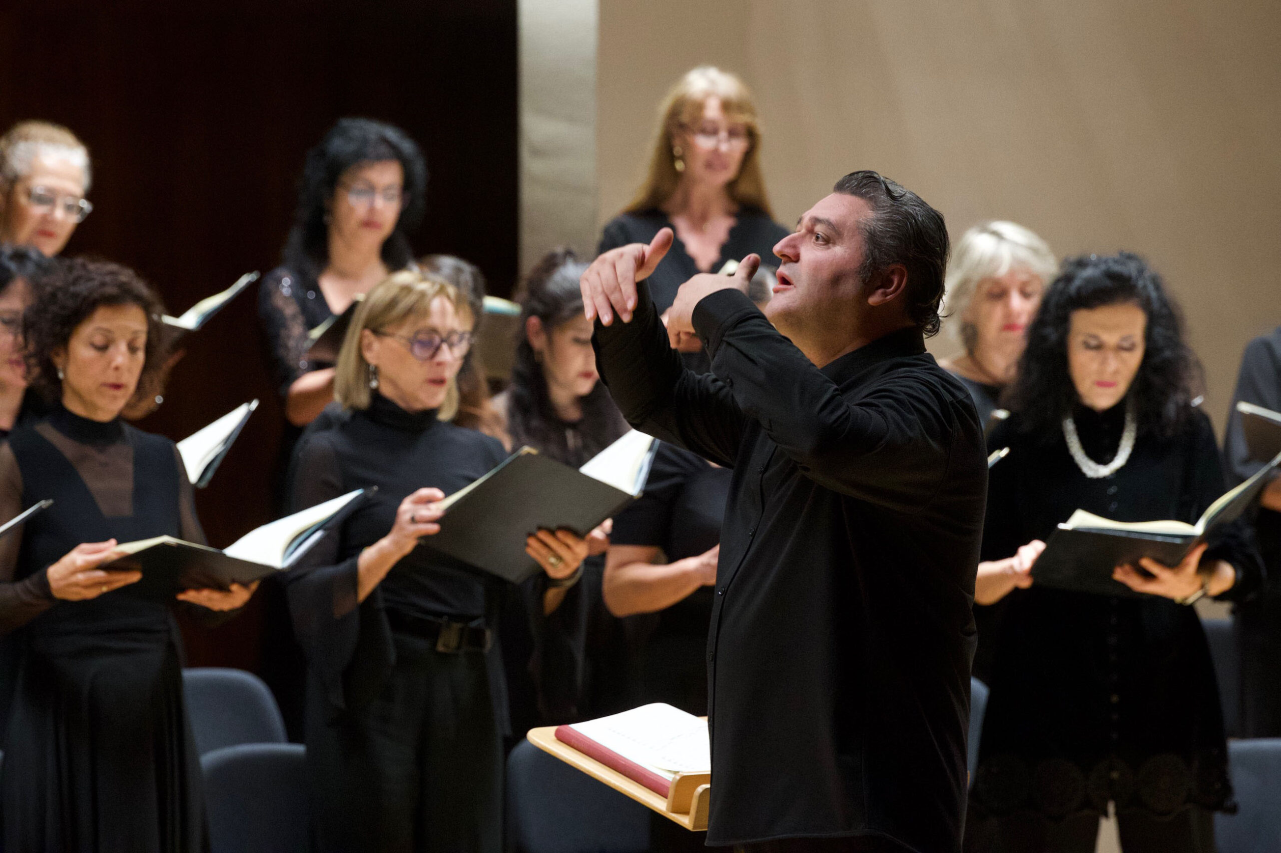 El Coro Nacional de España interpreta este viernes, 5 de diciembre, Un réquiem alemán, de Johannes Brahms, en su versión para dos pianos. Bajo la dirección de su titular, Miguel Ángel García Cañamero, el CNE contará con la participación de los solistas Gloria Londoño y Jaime Carrasco.