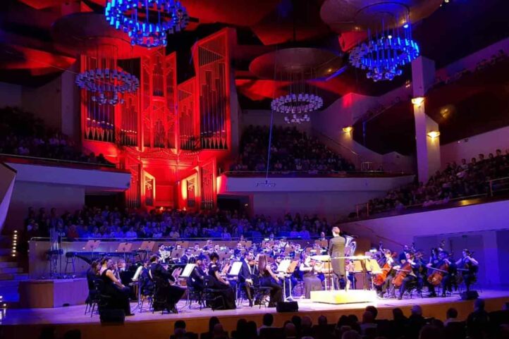 La música de la Navidad llega un año más de la mano de Fundación Excelentia, que presenta una programación para diciembre con obras emblemáticas como El Mesías, la Novena de Beethoven, Mozart, Mahler o Vivaldi, junto a propuestas populares como cine sinfónico, tributos a grandes iconos del pop y la novedosa experiencia DJ Symphonic.