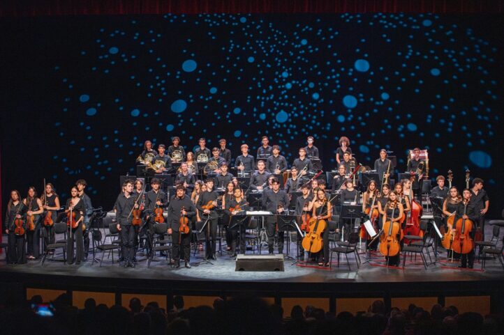 La Fundación Orquesta Filarmónica de Gran Canaria presenta una intensa programación navideña que convertirá diciembre en un mes repleto de música, solidaridad y participación comunitaria. Conciertos solidarios, actuaciones corales, propuestas para jóvenes intérpretes y colaboraciones artísticas marcarán una agenda que abarca numerosos espacios de la isla.