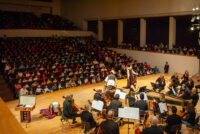 La Orquesta Ciudad de Granada inaugura su ciclo familiar con Al son de Cervantes, un concierto escénico que tendrá lugar el 13 de diciembre en el Auditorio Manuel de Falla. Bajo la dirección de Silvia Márquez y con la participación de los actores Ana Hernández-Sanchiz y El Gran Rufus, la OCG propone un viaje musical y teatral inspirado en episodios del Quijote. 