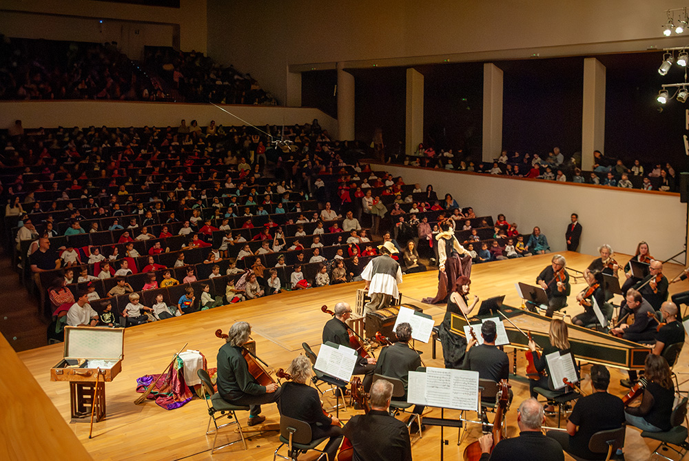La Orquesta Ciudad de Granada inaugura su ciclo familiar con Al son de Cervantes, un concierto escénico que tendrá lugar el 13 de diciembre en el Auditorio Manuel de Falla. Bajo la dirección de Silvia Márquez y con la participación de los actores Ana Hernández-Sanchiz y El Gran Rufus, la OCG propone un viaje musical y teatral inspirado en episodios del Quijote. 
