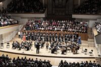 Mesías fallido y sin médula TEMPORADA PALAU DE LA MÚSICA. Programa: El mesías, de Georg Friedrich Händel. Solistas: Pilar Alva-Martín (soprano), Lucía Caihuela (mezzosoprano), Pablo García López (tenor), José Antonio López (bajo). Coral Catedralicia de València. Cor Alameda. Cor de Cambra de València. Coral Polifónica Scholapiarum Cantores. Orfeó Manuel Palau. Participants Individuals. Orquestra de València. Director: Aarón Zapico.Lugar: Palau de la Música. Entrada: Alrededor de 1781 espectadores (lleno). Fecha: jueves, 11 diciembre 2025.