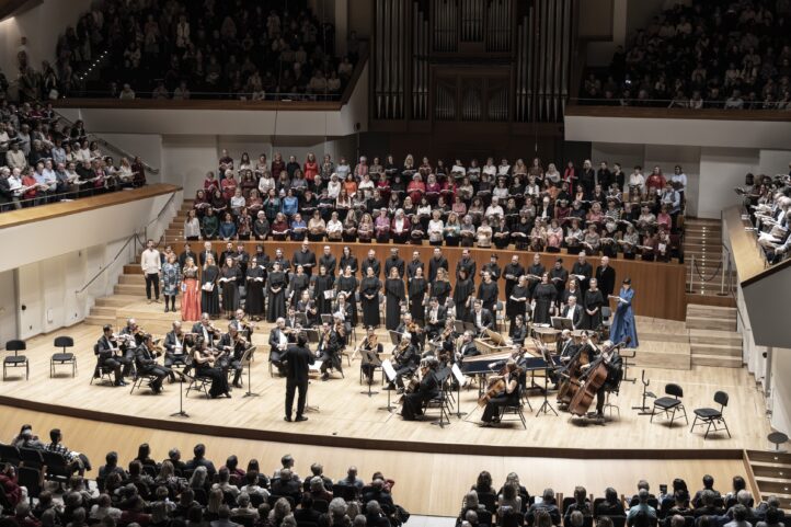 Mesías fallido y sin médulaTEMPORADA PALAU DE LA MÚSICA. Programa: El mesías, de Georg Friedrich Händel. Solistas: Pilar Alva-Martín (soprano), Lucía Caihuela (mezzosoprano), Pablo García López (tenor), José Antonio López (bajo). Coral Catedralicia de València. Cor Alameda. Cor de Cambra de València. Coral Polifónica Scholapiarum Cantores. Orfeó Manuel Palau. Participants Individuals. Orquestra de València. Director: Aarón Zapico.Lugar: Palau de la Música. Entrada: Alrededor de 1781 espectadores (lleno). Fecha: jueves, 11 diciembre 2025.