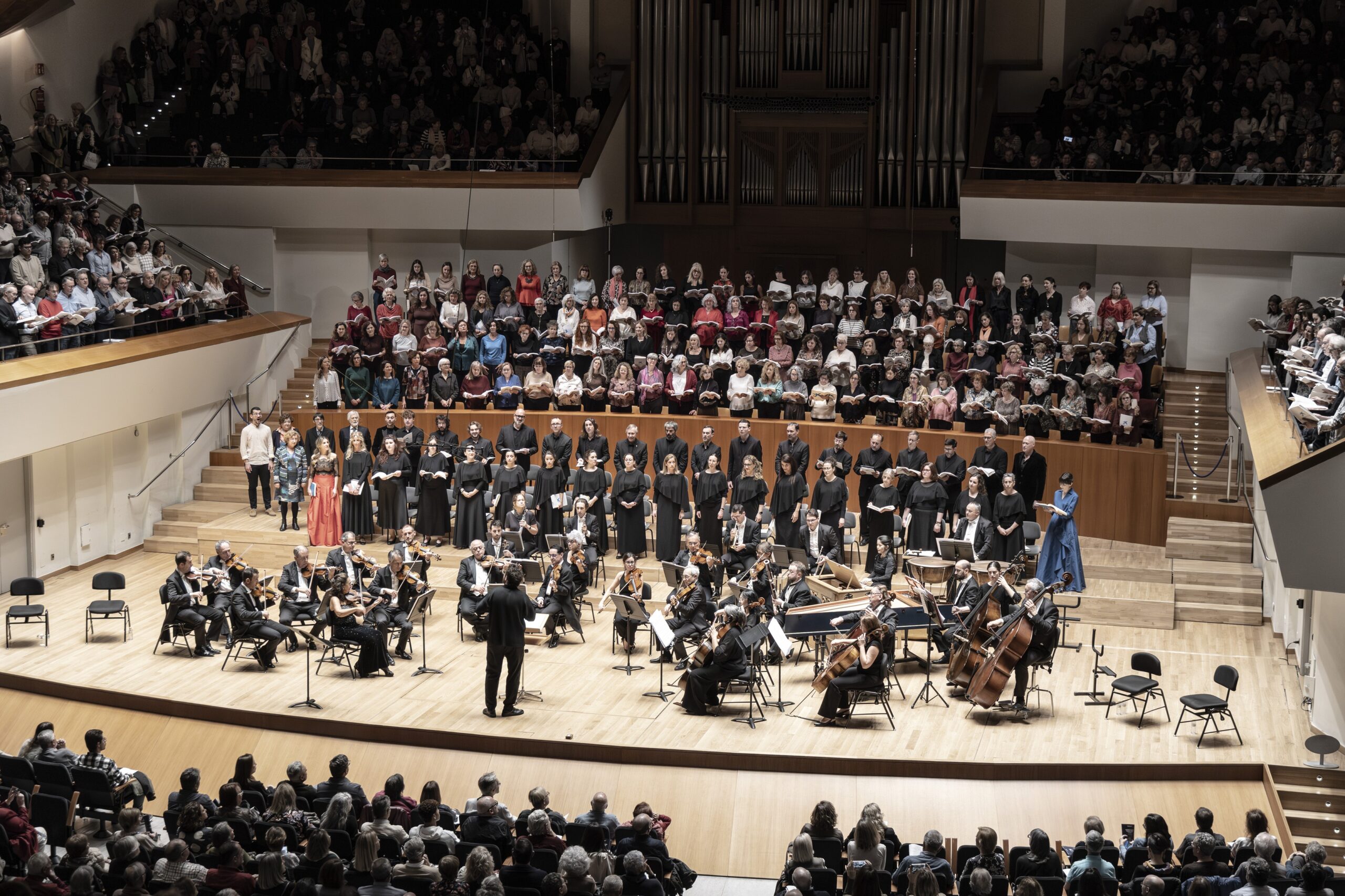 Mesías fallido y sin médula TEMPORADA PALAU DE LA MÚSICA. Programa: El mesías, de Georg Friedrich Händel. Solistas: Pilar Alva-Martín (soprano), Lucía Caihuela (mezzosoprano), Pablo García López (tenor), José Antonio López (bajo). Coral Catedralicia de València. Cor Alameda. Cor de Cambra de València. Coral Polifónica Scholapiarum Cantores. Orfeó Manuel Palau. Participants Individuals. Orquestra de València. Director: Aarón Zapico.Lugar: Palau de la Música. Entrada: Alrededor de 1781 espectadores (lleno). Fecha: jueves, 11 diciembre 2025.