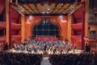 La Fundación Orquesta Filarmónica de Gran Canaria presenta una intensa programación navideña que convertirá diciembre en un mes repleto de música, solidaridad y participación comunitaria. Conciertos solidarios, actuaciones corales, propuestas para jóvenes intérpretes y colaboraciones artísticas marcarán una agenda que abarca numerosos espacios de la isla.