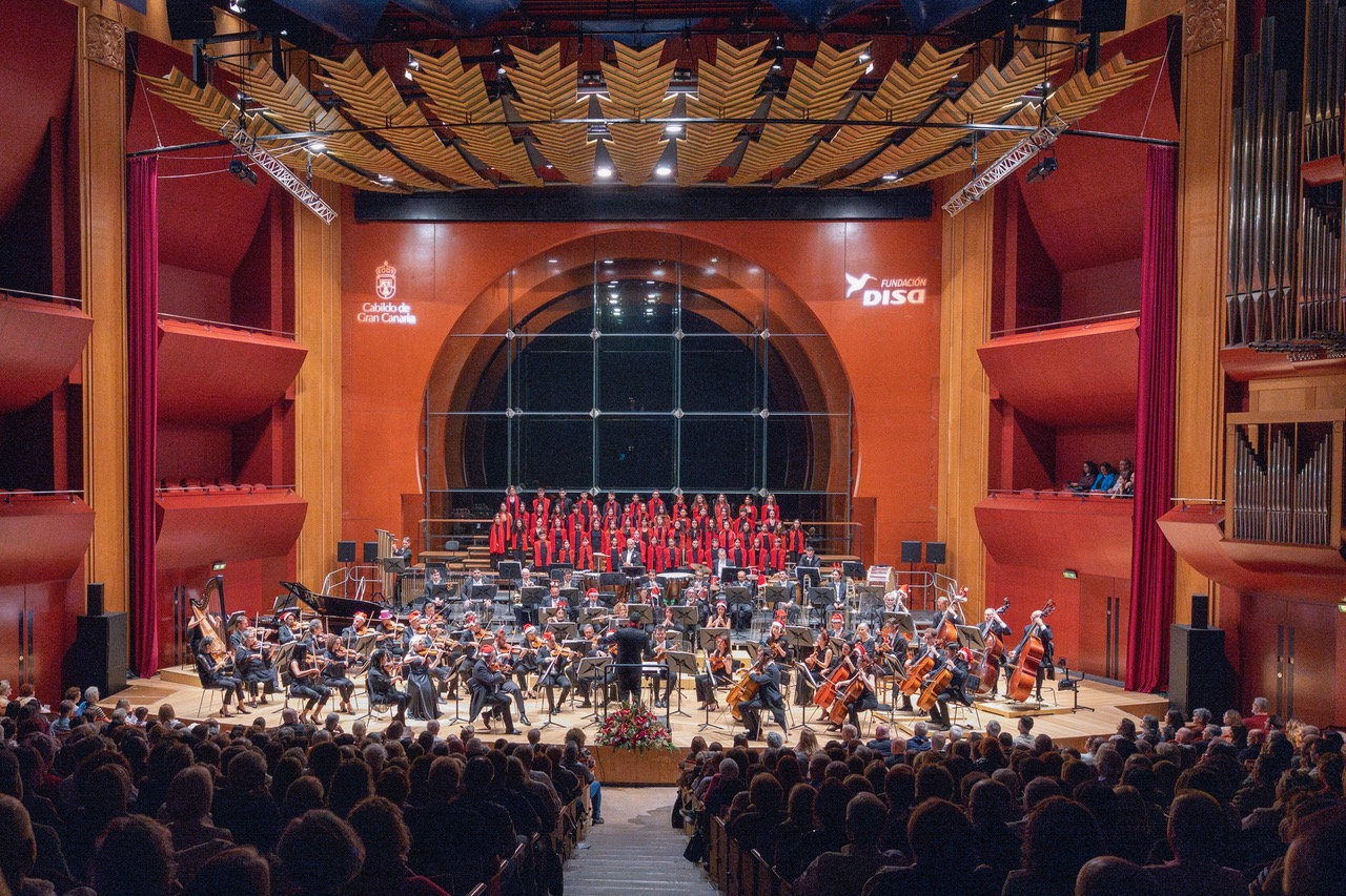 La Fundación Orquesta Filarmónica de Gran Canaria presenta una intensa programación navideña que convertirá diciembre en un mes repleto de música, solidaridad y participación comunitaria. Conciertos solidarios, actuaciones corales, propuestas para jóvenes intérpretes y colaboraciones artísticas marcarán una agenda que abarca numerosos espacios de la isla.