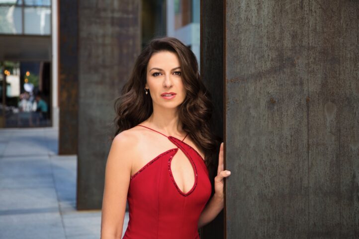 La Real Orquesta Sinfónica de Sevilla (ROSS) da la bienvenida al año nuevo con una celebración de la música, la elegancia y la alegría compartida. Bajo la dirección de Lucas Macías y con la participación de la soprano Chen Reiss, artista residente de la temporada, el programa propone un recorrido festivo por grandes páginas del repertorio lírico y sinfónico, desde Rossini y Mozart hasta Strauss, Brahms, Chaikóvski y Lehár.