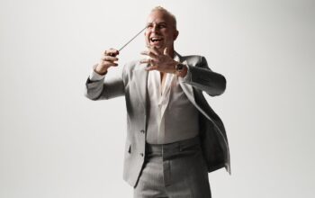 El aclamado Concierto de Año Nuevo de Viena vuelve un año más desde la Sala Dorada del Musikverein, con Yannick Nézet-Séguin al frente de la Filarmónica de Viena. El programa combina tradición e innovación, con obras de la dinastía Strauss y otros compositores del ámbito centroeuropeo, junto a la incorporación de partituras de las compositoras Josefine Weinlich y Florence Price.