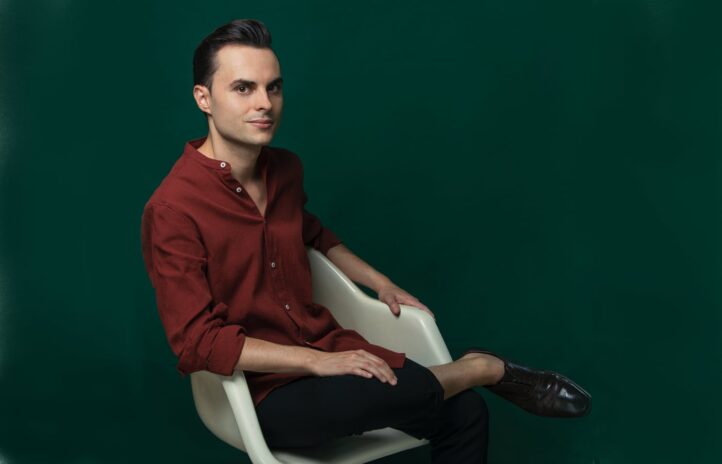 El tenor andaluz Pablo García-López se consolida como una de las voces más prometedoras del panorama operístico europeo. Presente en escenarios de primer nivel como el Teatro Real, el Liceu o la Opéra de Lausanne, su carrera destaca por una elección artística poco convencional: alternar papeles protagonistas con roles de carácter, apostar por la zarzuela, el repertorio contemporáneo y el concierto.