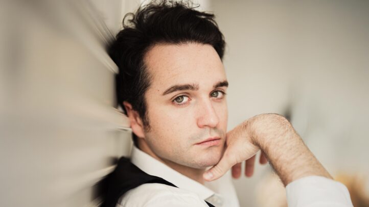 El tenor Xabier Anduaga protagoniza un recital en el Teatro Real que da la bienvenida a las fiestas navideñas el próximo 18 de diciembre. Acompañado por el pianista Maciej Pikulski, el intérprete donostiarra ofrecerá un programa formado por una selección de arias y canciones de autores como Verdi, Donizetti, Massenet, Bellini, Liszt, Guerrero o Sorozábal, entre otros.