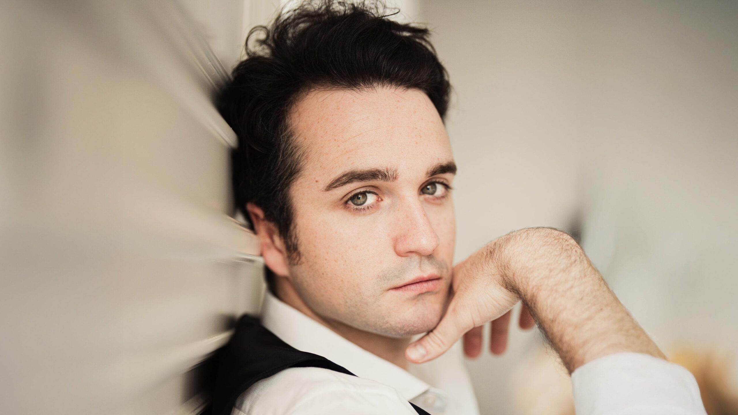 El tenor Xabier Anduaga protagoniza un recital en el Teatro Real que da la bienvenida a las fiestas navideñas el próximo 18 de diciembre. Acompañado por el pianista Maciej Pikulski, el intérprete donostiarra ofrecerá un programa formado por una selección de arias y canciones de autores como Verdi, Donizetti, Massenet, Bellini, Liszt, Guerrero o Sorozábal, entre otros.