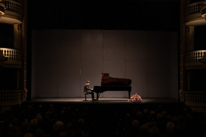 Perianes, entre Chopin y TrianaTEMPORADA SOCIEDAD DE CONCIERTOS DE ALICANTE. Recital de Javier Perianes (piano). Pro­gra­ma: Obras de Albéniz, Chopin y Falla. Lu­gar: Alicante, Teatro Principal. Entrada: 1.226 espectadores (lleno). Fecha: lunes, 19 enero 2026 (repetido el martes 20, en el Auditorio Nacional de Música).