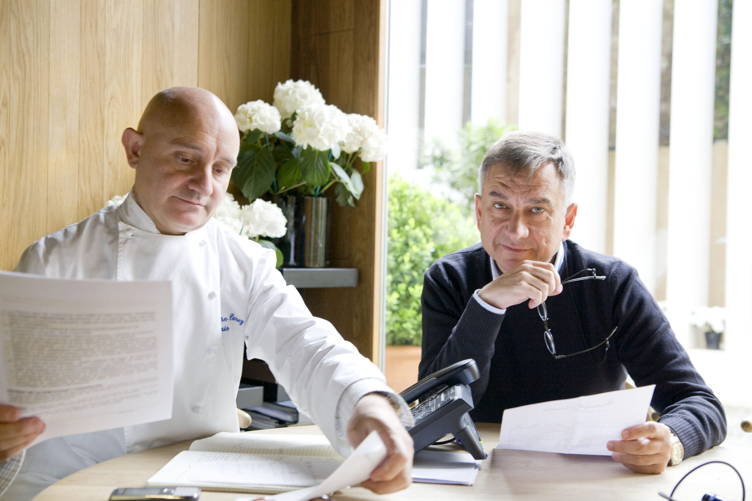 Atrium Musicae: consolidación musical en Cáceres Cáceres se transformará, a finales de semana, en un escenario donde la piedra milenaria y las partituras dialogarán gracias a la existencia de un proyecto intelectual sólido. La cuarta edición del Festival Atrium Musicae no trae sólo buenos conciertos, sino que representa la manifestación sonora de los objetivos de la Fundación Atrio Cáceres. Esta entidad, nacida del deseo de José Polo y Toño Pérez por proyectar su éxito gastronómico -donde han situado al restaurante Atrio, con tres estrellas Michelin, como referente internacional desde 1986- hacia un compromiso social, ha consolidado un modelo que utiliza la música como medio para dotar a la ciudad de una vida cultural y, a la vez, humanitaria.