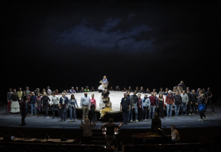 Les Arts inaugura 2026 adentrándose en el repertorio de Chaikovski con una de sus óperas más destacadas: Eugenio Onegin. Laurent Pelly, figura aclamada en la escena internacional, presenta uno de sus trabajos operísticos más aclamados por su dirección actoral. Debuta en el podio el joven Timur Zangiev, que en su vertiginosa carrera se ha consolidado como uno de los nuevos referentes del repertorio ruso. 