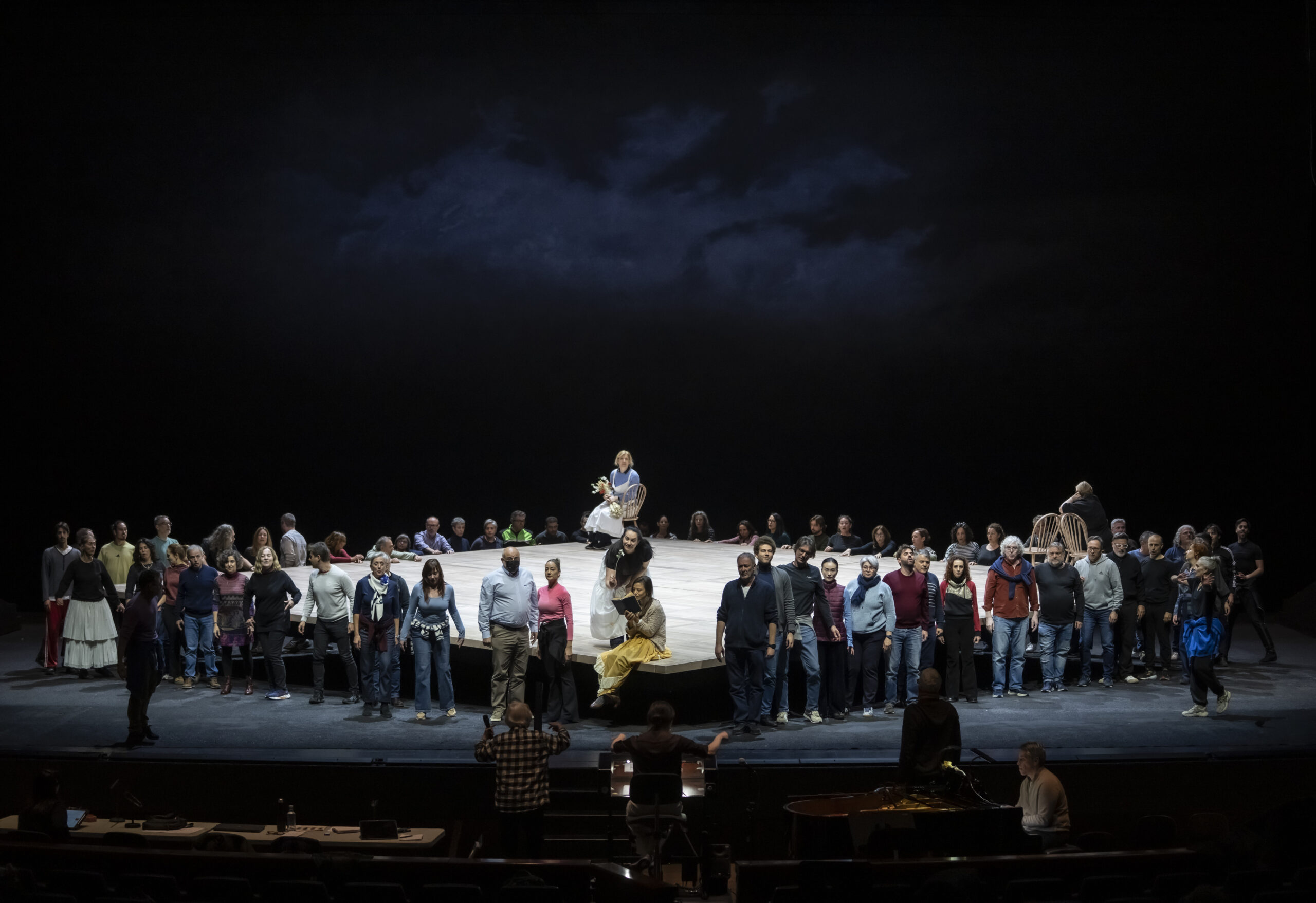 Les Arts inaugura 2026 adentrándose en el repertorio de Chaikovski con una de sus óperas más destacadas: Eugenio Onegin. Laurent Pelly, figura aclamada en la escena internacional, presenta uno de sus trabajos operísticos más aclamados por su dirección actoral. Debuta en el podio el joven Timur Zangiev, que en su vertiginosa carrera se ha consolidado como uno de los nuevos referentes del repertorio ruso. 