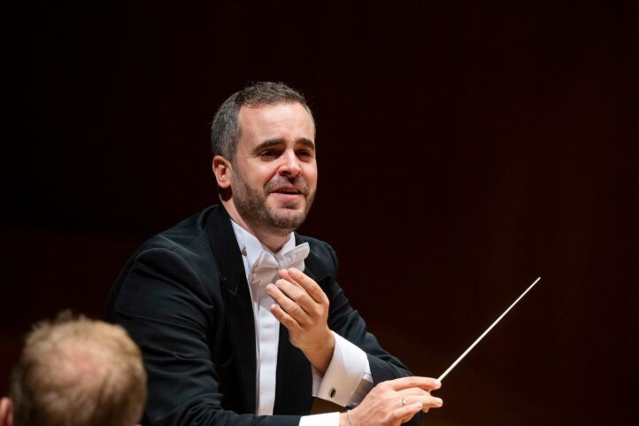 Josep Gil dirige un programa titulado "Músicas desde el corazón", que reúne a la Orquesta Filarmónica de Gran Canaria, los Coros de la OFGC y los solistas Isaac Martínez Mederos, Jennibel Hernández y Julián Padilla. Se interpretarán obras de Sibelius, Rachmaninov, John Rutter y Manuel García Baró. El concierto tendrá lugar este viernes, 9 de enero, en el Auditorio Alfredo Kraus a las 20.00 h.