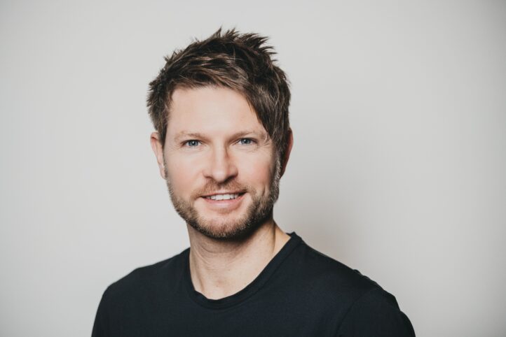 La OCNE cruza el telón de acero de la mano del maestro Krzysztof Urbański en un nuevo concierto de la temporada sinfónica, entre el viernes 30 de enero y el domingo 1 de febrero. El director polaco y la violonchelista estadounidense Alisa Weilerstein protagonizan un programa que vincula la vanguardia polaca de la Guerra Fría con el impulso renovador del Festival Otoño de Varsovia.