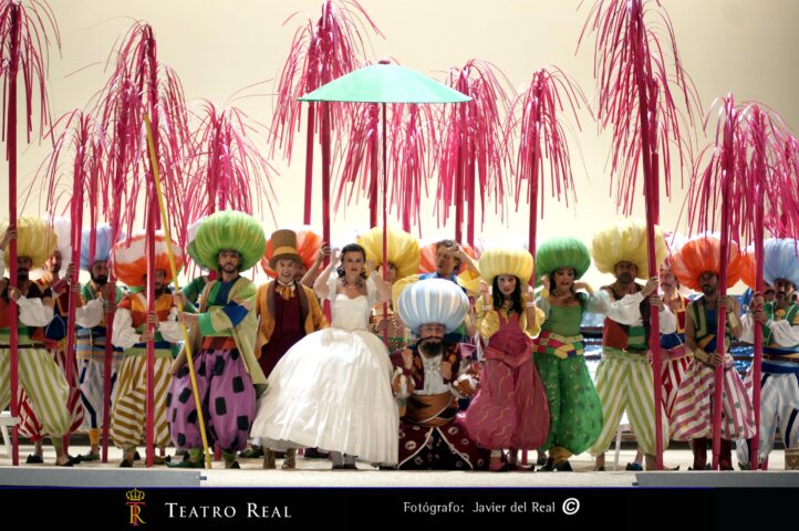 El Teatro Real de Madrid participa hoy en la Cabalgata de Reyes Magos de Madrid con su carroza por séptima vez. Integran la “comitiva real” 100 personas -75 trabajadores y 25 niños y jóvenes- caracterizados con divertidos trajes reutilizados y transformados. El vestuario reciclado procede mayoritariamente de la ópera La italiana en Argel, de Rossini, presentada en 2009, con dirección de escena de Joan Font y escenografía y figurinismo de Joan Guillén. 