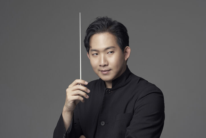 La Orquesta Ciudad de Granada (OCG) afronta su séptimo programa de abono con la presencia del director y violista surcoreano Samuel Lee, ganador del Malko Competition 2024 y director asistente de la Cincinnati Symphony Orchestra. Lee dirigirá y actuará como solista en un programa que reúne páginas de Sibelius, Bruch, Bartók y Beethoven. El concierto podrá escucharse en Granada este jueves, 23 de enero y en Roquetas de Mar al día siguiente dentro del ciclo Andalucía sinfónica.