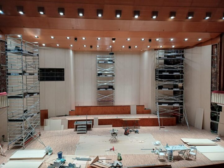 El Teatro Monumental de Madrid, sede de la Orquesta y Coro RTVE, ha sido renovado de cara a la reanudación de la temporada musical de este espacio. Tras las obras realizadas entre 2017 y 2018, la sala vuelve a ser intervenido de cara a mejorar su escenario, el cual adquirirá un nuevo color, tal y como puede verse en una reciente publicación del presidente de RTVE, José Pablo López.