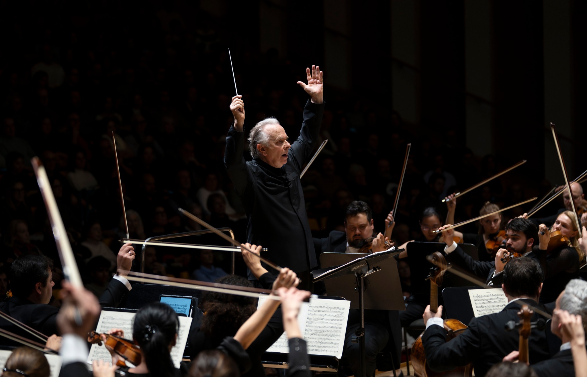 Crítica, implacable y natural Mahler de Mark Elder en Valencia
