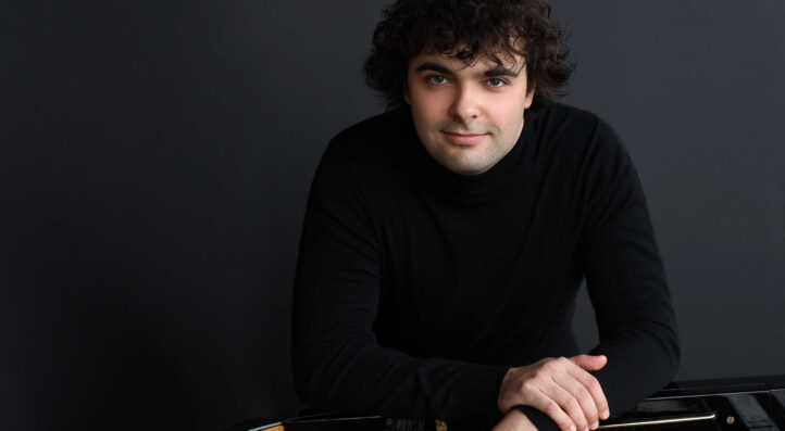 Ibermúsica recibe por primera vez a Martín García García el próximo martes 3 de febrero, con un repertorio que incluye baladas, mazurkas y scherzos de Chopin, y que culmina con la famosa Sonata en si menor de Liszt. Este pianista es ganador del tercer premio en el XVIII Concurso International de Piano Chopin, siendo el único español de la historia en ganar una medalla en este concurso.