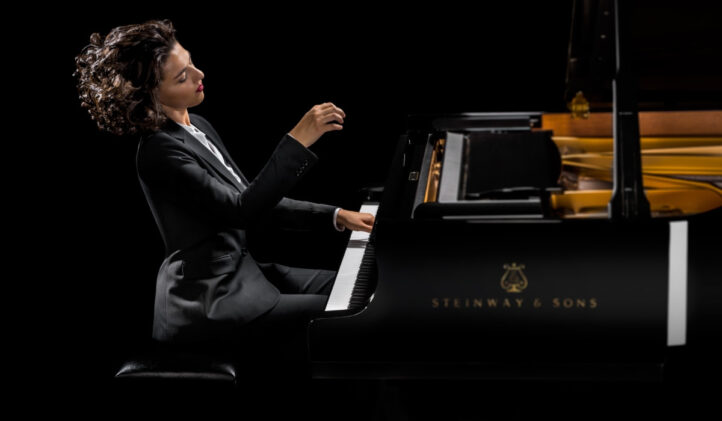 La artista georgiana Khatia Buniatishvili debuta en Ibermúsica con obras de Schubert, Beethoven y Liszt. El concierto tendrá lugar este lunes 2 de febrero en la Sala Sinfónica del Auditorio Nacional de Música. Las entradas para el concierto están agotadas.