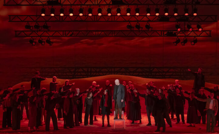 El Teatro Real de Madrid recibe el jueves, 12 de febrero, la ópera de Francisco Coll Enemigo del pueblo. Inspirada en el texto homónimo de Ibsen, adaptado por Àlex Rigola, este título llega a la capital tras su estreno en Les Arts de València el pasado mes de noviembre. La producción replica la vista en el mencionado teatro levantino, si bien el compositor no se situará en el foso al frente de la orquesta por un problema de salud, siendo sustituido por Christian Karlsen.