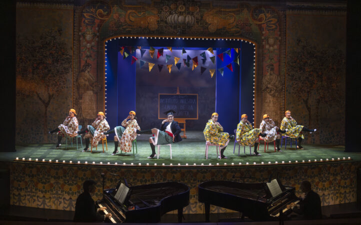 Les Arts estrena este jueves 19 de febrero el disparate cómico-lírico Un misterio de sainete o zarzuela a la cazuela, homenaje al compositor valenciano José Serrano. Enrique Viana firma la idea original, dramaturgia, dirección de escena y vestuario de este espectáculo con músicas del maestro Serrano. Artistas del Centre de Perfeccionament protagonizan este montaje, con escenografía de Daniel Bianco y coreografía de Cristina Arias.