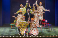 Les Arts estrena este jueves 19 de febrero el disparate cómico-lírico Un misterio de sainete o zarzuela a la cazuela, homenaje al compositor valenciano José Serrano. Enrique Viana firma la idea original, dramaturgia, dirección de escena y vestuario de este espectáculo con músicas del maestro Serrano. Artistas del Centre de Perfeccionament protagonizan este montaje, con escenografía de Daniel Bianco y coreografía de Cristina Arias.