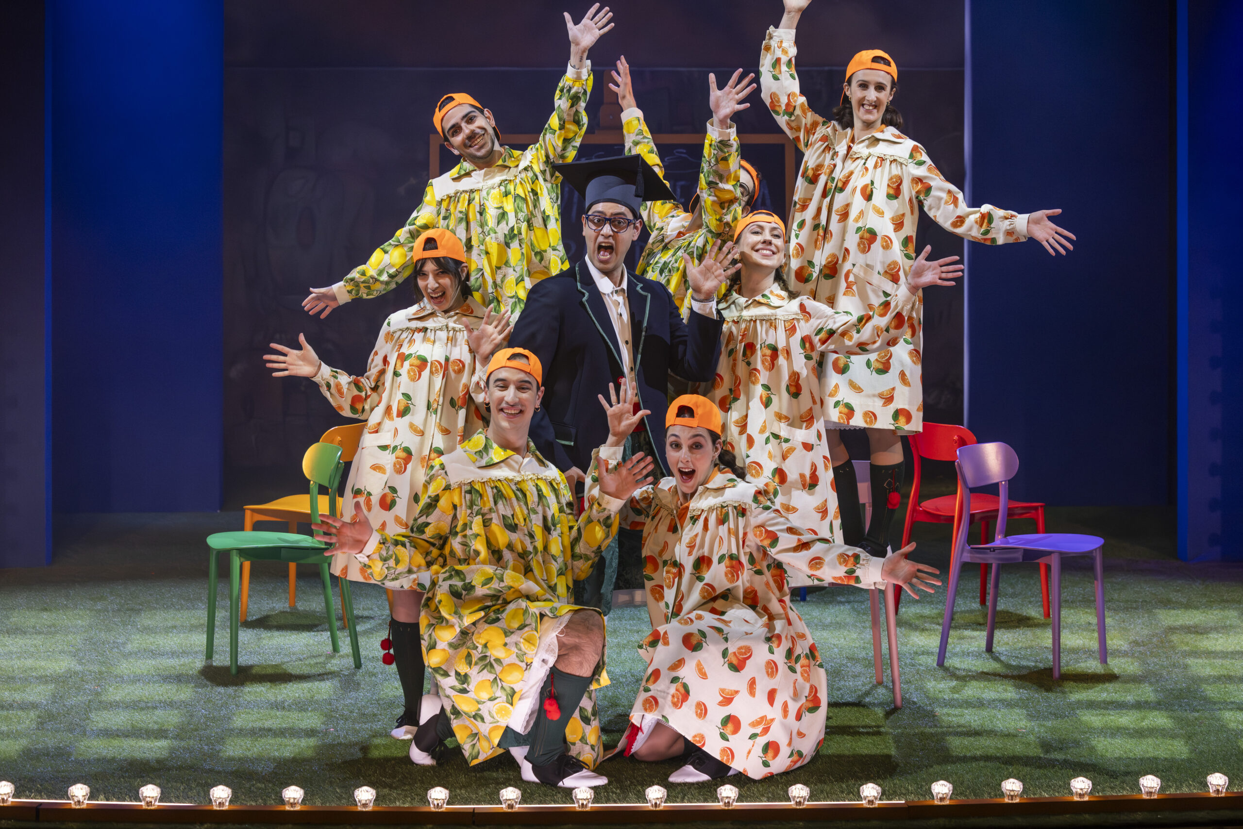 Les Arts estrena este jueves 19 de febrero el disparate cómico-lírico Un misterio de sainete o zarzuela a la cazuela, homenaje al compositor valenciano José Serrano. Enrique Viana firma la idea original, dramaturgia, dirección de escena y vestuario de este espectáculo con músicas del maestro Serrano. Artistas del Centre de Perfeccionament protagonizan este montaje, con escenografía de Daniel Bianco y coreografía de Cristina Arias.