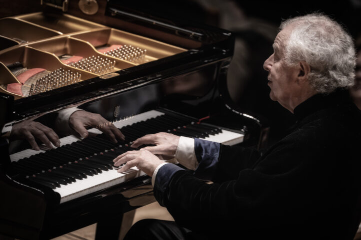 András Schiff, el “hombre tranquilo”, cierra la “semana prodigiosa” del Palau de la MúsicaTEMPORADA PALAU DE LA MÚSICA. Recital András Schiff (piano). Programa: Obras de Bach, Haydn, Mozart y Beethoven. Lugar: València, Palau de la Música (Sala Iturbi). Entrada: 1.790 espectadores (lleno). Fecha: domingo, 22 febrero 2026.