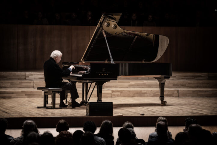 András Schiff, el “hombre tranquilo”, cierra la “semana prodigiosa” del Palau de la MúsicaTEMPORADA PALAU DE LA MÚSICA. Recital András Schiff (piano). Programa: Obras de Bach, Haydn, Mozart y Beethoven. Lugar: València, Palau de la Música (Sala Iturbi). Entrada: 1.790 espectadores (lleno). Fecha: domingo, 22 febrero 2026.
