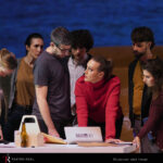 El Teatro Real de Madrid recibe el jueves, 12 de febrero, la ópera de Francisco Coll Enemigo del pueblo. Inspirada en el texto homónimo de Ibsen, adaptado por Àlex Rigola, este título llega a la capital tras su estreno en Les Arts de València el pasado mes de noviembre. La producción replica la vista en el mencionado teatro levantino, si bien el compositor no se situará en el foso al frente de la orquesta por un problema de salud, siendo sustituido por Christian Karlsen.