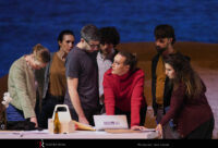 El Teatro Real de Madrid recibe el jueves, 12 de febrero, la ópera de Francisco Coll Enemigo del pueblo. Inspirada en el texto homónimo de Ibsen, adaptado por Àlex Rigola, este título llega a la capital tras su estreno en Les Arts de València el pasado mes de noviembre. La producción replica la vista en el mencionado teatro levantino, si bien el compositor no se situará en el foso al frente de la orquesta por un problema de salud, siendo sustituido por Christian Karlsen.