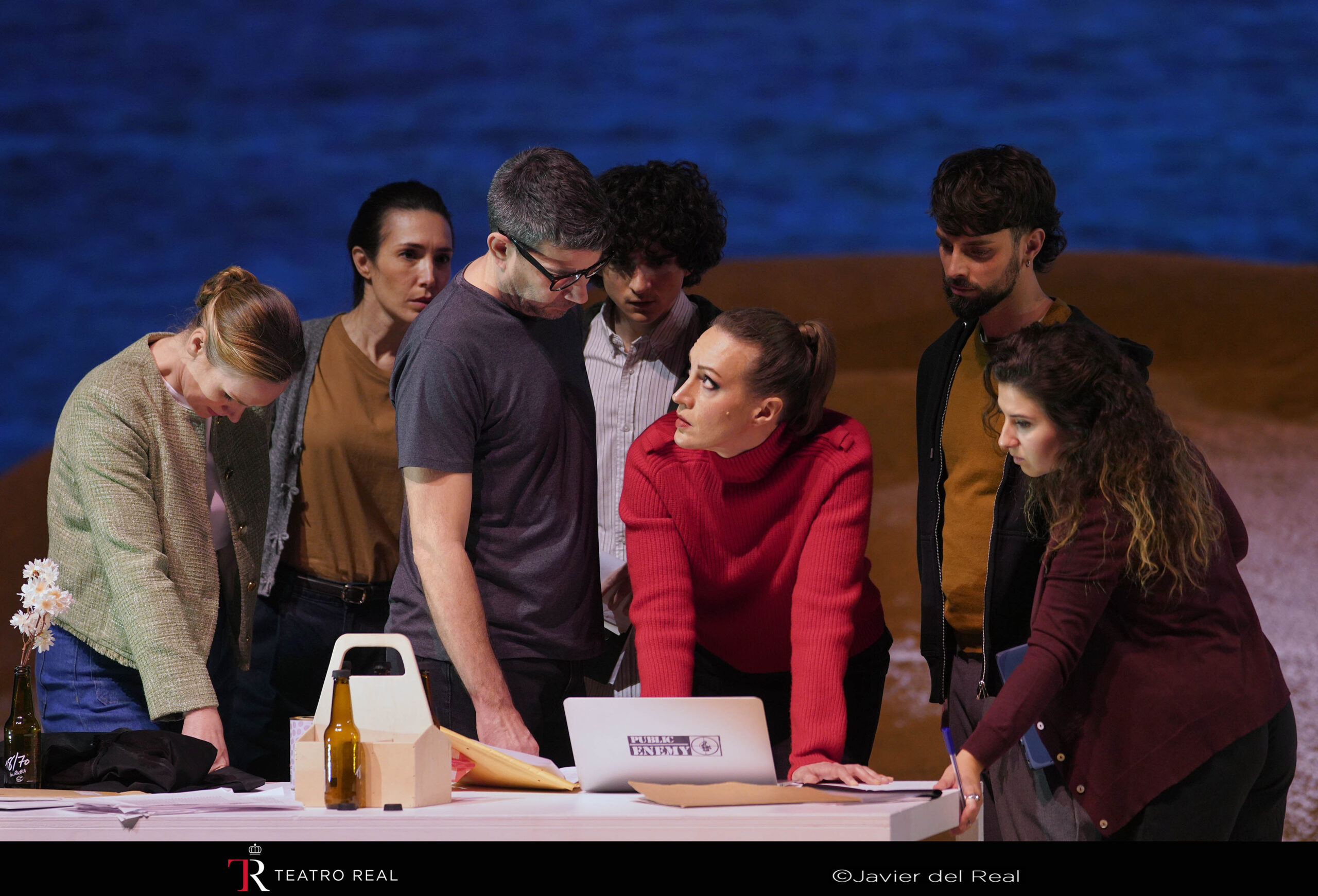 El Teatro Real de Madrid recibe el jueves, 12 de febrero, la ópera de Francisco Coll Enemigo del pueblo. Inspirada en el texto homónimo de Ibsen, adaptado por Àlex Rigola, este título llega a la capital tras su estreno en Les Arts de València el pasado mes de noviembre. La producción replica la vista en el mencionado teatro levantino, si bien el compositor no se situará en el foso al frente de la orquesta por un problema de salud, siendo sustituido por Christian Karlsen.