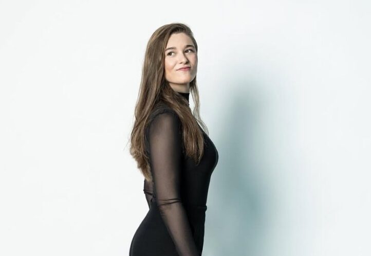 Historias musicales: La única chica en la orquesta, de Orin O'Brien a Raquel ArealCasi sesenta años después del ingreso de la primera mujer en las filas de la Filarmónica de Nueva York, una chica española acaba de obtener estos días un puesto de violinista en otra de las grandes orquestas mundiales, la filarmónica berlinesa.