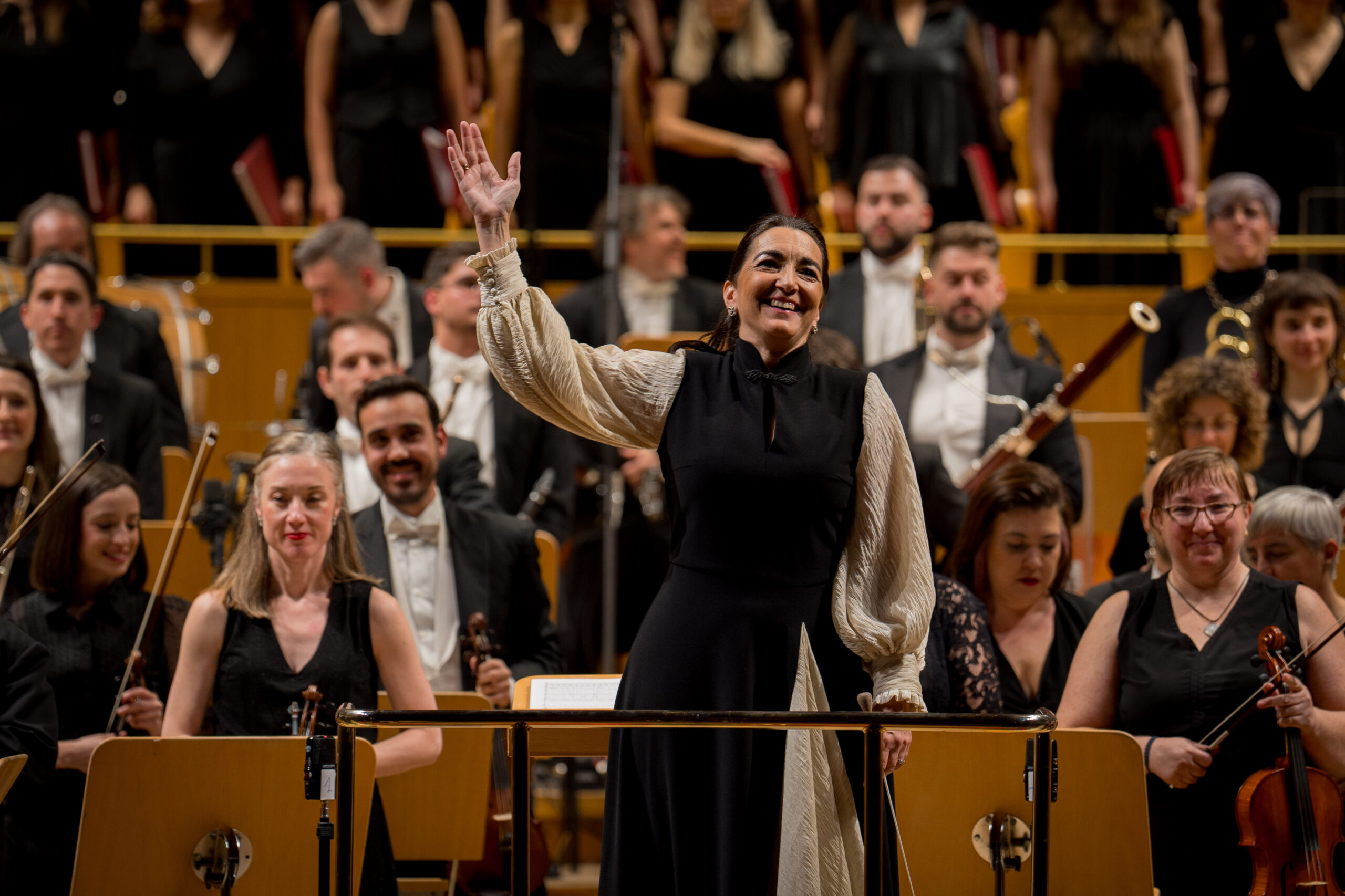 Bajo la dirección de Silvia Sanz Torre, la Orquesta Metropolitana y el Coro Talía presentan el próximo sábado, 14 de marzo, un programa que une el lirismo de Smetana, el ritmo de Dvořák y la épica de Martinů. Para este programa, la organización contará en escena con la participación del bajo-barítono ucraniano Ihor Voievodin.