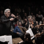 Pinchas Zukerman, estupendo instrumentista y discreto director TEMPORADA 2025-2026 del Palau de la Música. Programa:  Obras de Bach, Kilar, Mozart y Beethoven. Solistas: Fumiaki Miura (violín), Pinchas Zumerman (viola). Orquesta Sinfonia Varsovia. Director: Pinchas Zukerman. ­Lu­gar: Palau de la Música. Entrada: Alrededor de 1.781 espectadores (lleno). Fecha: martes, 24 febrero 2026